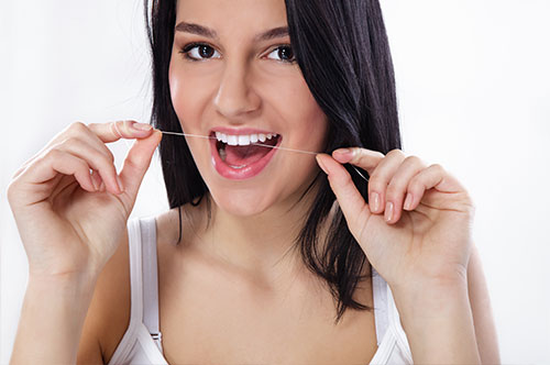 Floss Your Teeth For a Healthier Smile